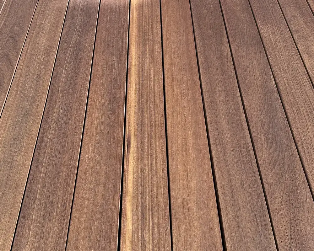 Ipe-Holzterrasse in Trebur nach dem Schleifen und Ölen – satte, warme Holzfarbe