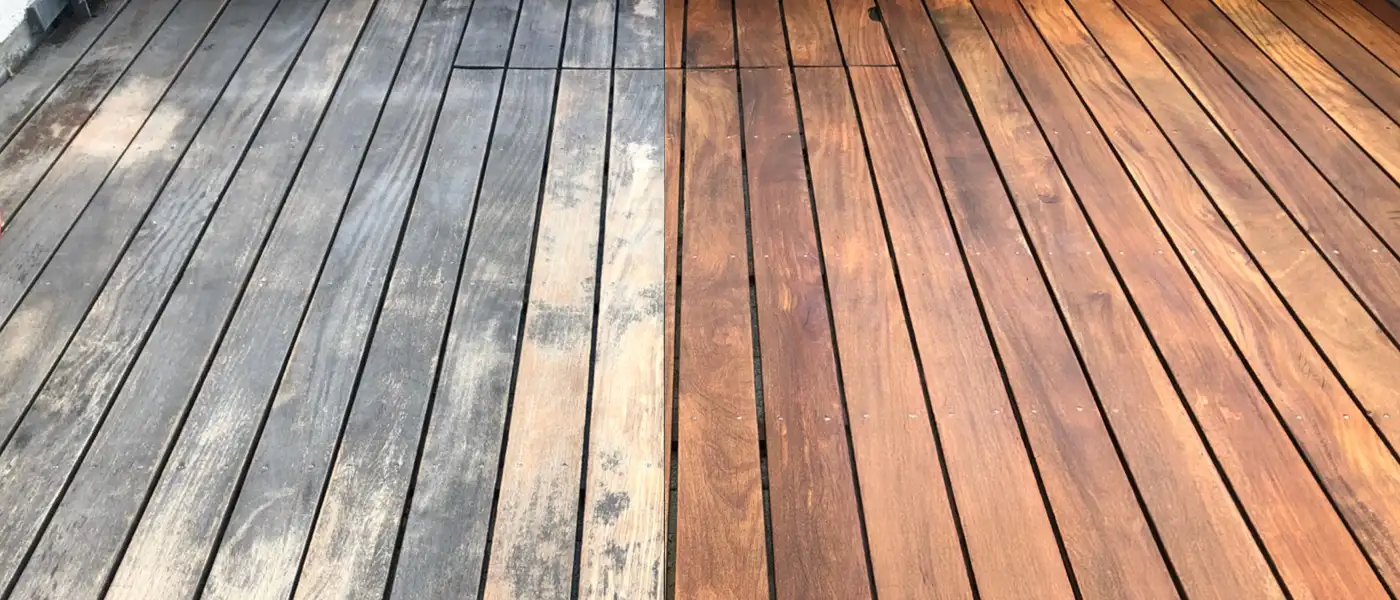 Terrassendiele vorher und nachher direkt nebeneinander: vergraut und verwittert links, gleichmäßig aufgearbeitet rechts